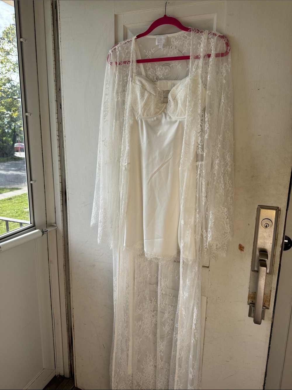 Le rose Lace Bridal Robe and satin night gown Set in Ivory